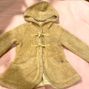Uniqlo fluffy toggle coat size 3-4